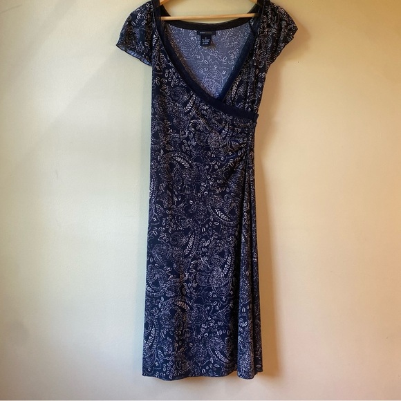 BCBGMaxAzria Black Paisley Faux Wrap Vneck Lace Cap Sleeve Size Small - Picture 1 of 12